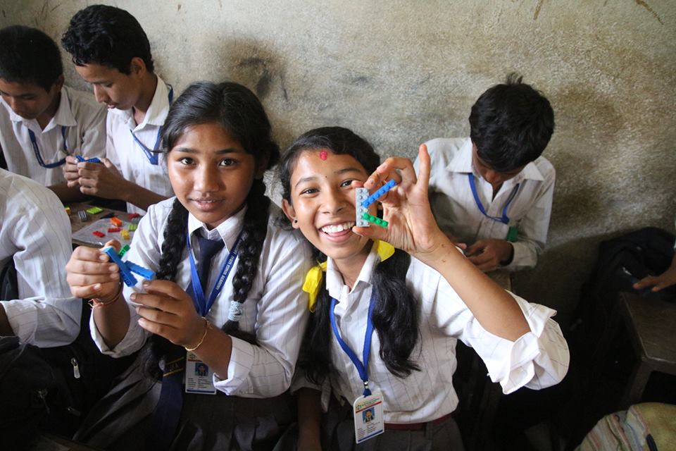 Zajęcia studentów bez granic w szkole w Nepalu