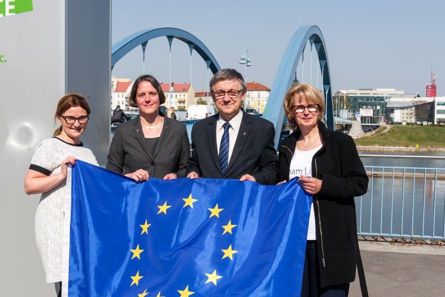 Julia von Blumenthal na zdjęciu druga z lewej