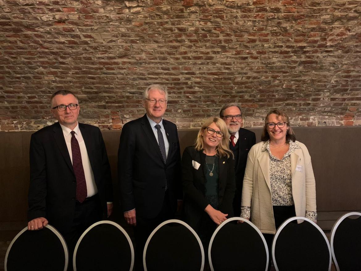 Na zdjęciu: obok prof. Bogumiły Kaniewskiej – prof. Hans-Jochen Schiewer, rektor Albert-Ludwigs-Universität Freiburg (Niemcy), prof. Christine Gangloff-Ziegler, prezydent Université de Haute-Alsace UHA (Francja) oraz prof. Rafał Witkowski. Jest z nami również dr Tomasz Brańka.