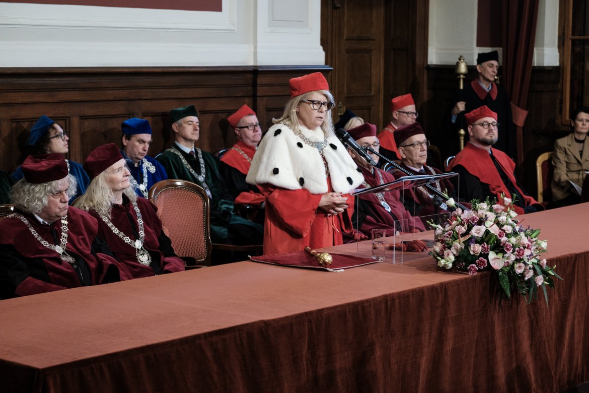Wnuczka Marii Curie - prof. Hélène Langevin-Joliot odebrała dyplom honorowy podczas uroczystości w Auli Lubrańskiego, fot. Adrian Wykrota