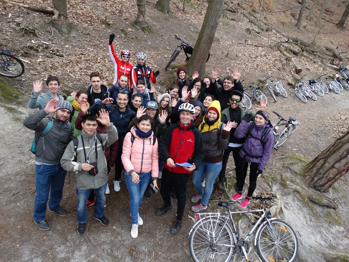 Zdjęcie zbiorowe studentów korzystających z projektu Erasmus na UAM