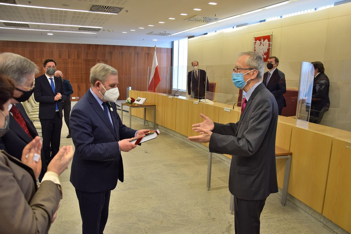 Prof. Roman Hauser odbiera nagrodę