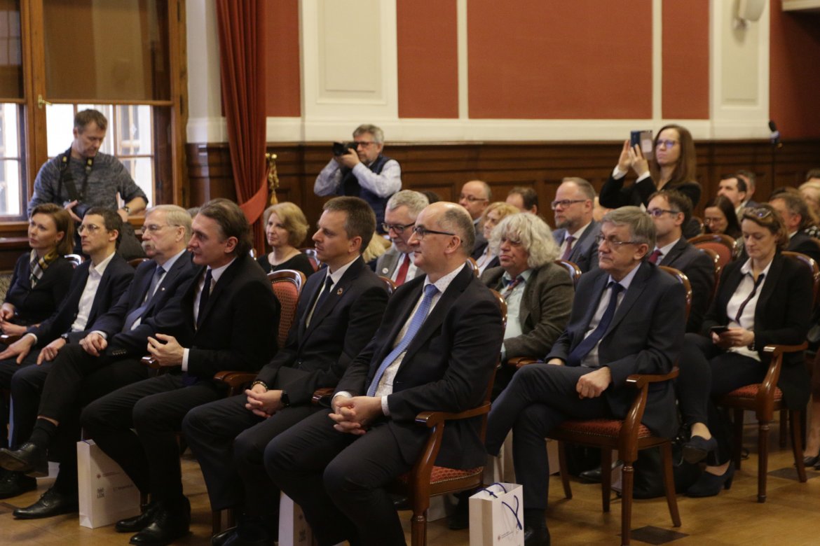 Podpisano porozumienie o  współpracy pomiędzy Kostrzyńsko-Słubicką Specjalną Strefą Ekonomiczną, Uniwersytetem im. Adama Mickiewicza w Poznaniu, VI Liceum Ogólnokształcącym w Poznaniu, Uniwersyteckim Liceum w Słubicach oraz firmą Beyond.pl., fot. Ewa Konarzewska-Michalak