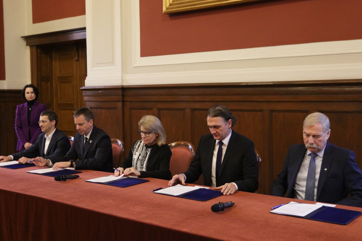 Podpisano porozumienie o  współpracy pomiędzy Kostrzyńsko-Słubicką Specjalną Strefą Ekonomiczną, Uniwersytetem im. Adama Mickiewicza w Poznaniu, VI Liceum Ogólnokształcącym w Poznaniu, Uniwersyteckim Liceum w Słubicach oraz firmą Beyond.pl., fot. Ewa Konarzewska-Michalak