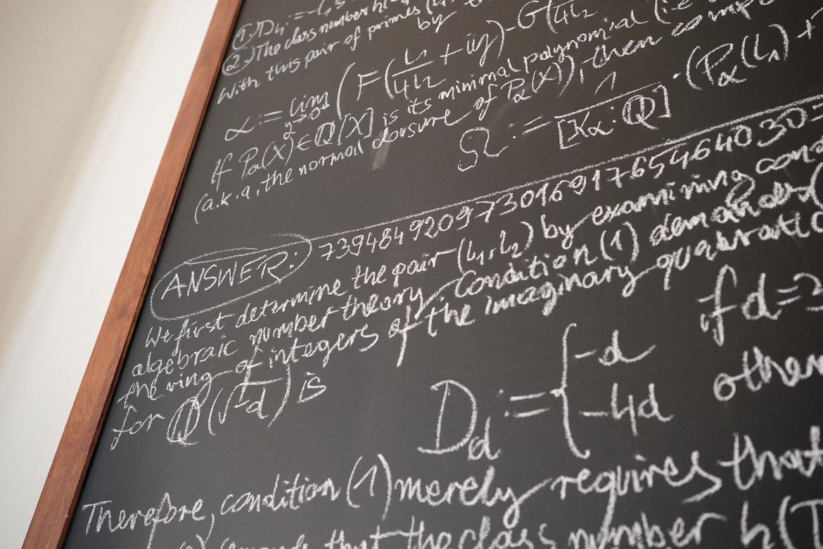 Tablica z wyzwaniem matematycznym dr. Bartosza Naskręckiego