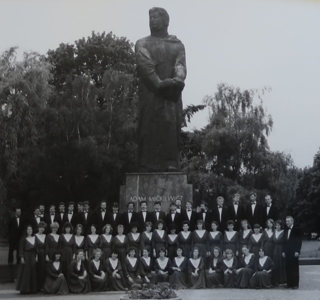 Chór Akademicki pod pomnikiem Adama Mickiewicza w Poznaniu – 1988 rok (ze zbiorów Muzeum UAM)