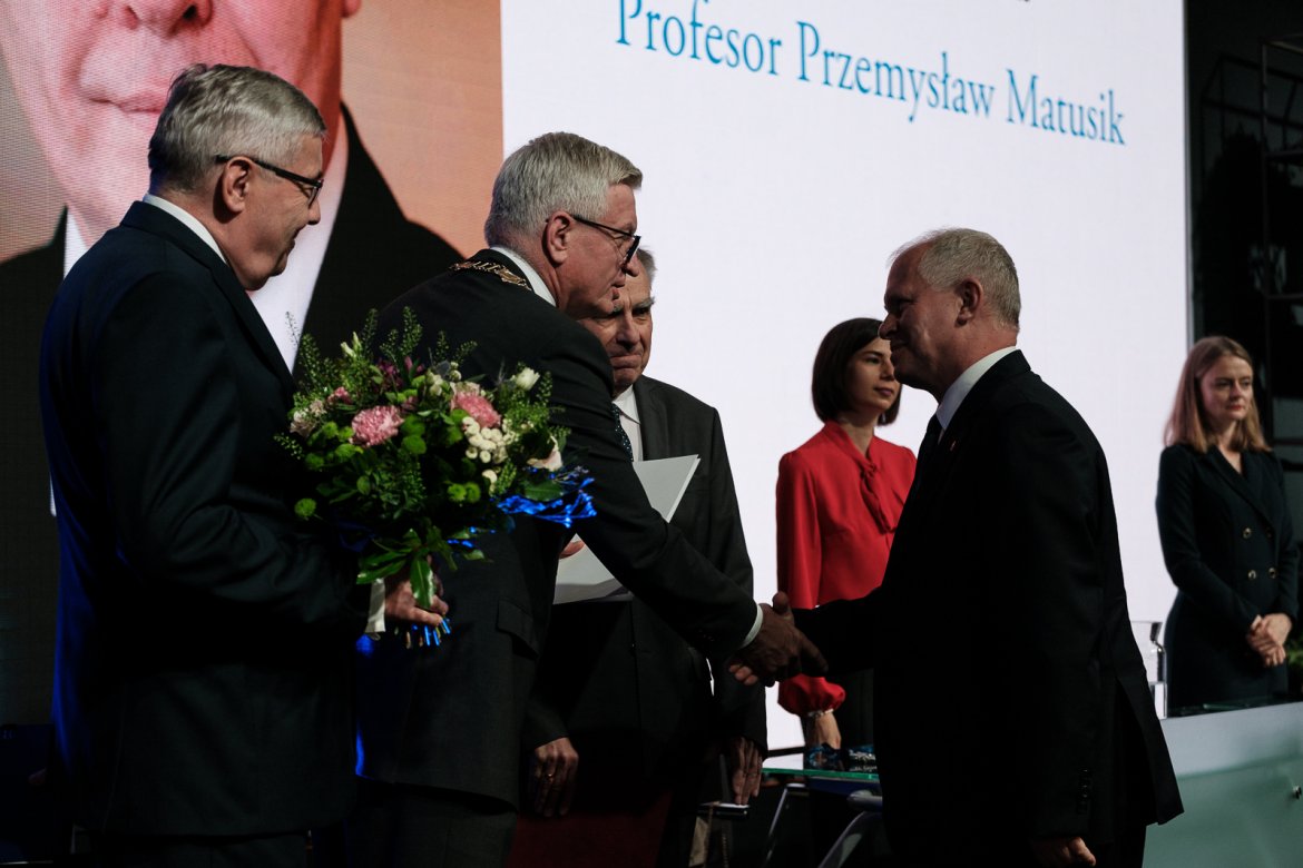 Prof. Przemysław Matusik odbiera nagrodę