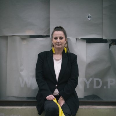 Dr Marlena Kaźmierska z żółtą wstążką, symbolem oficjalnym symbolem świadomości endometriozy