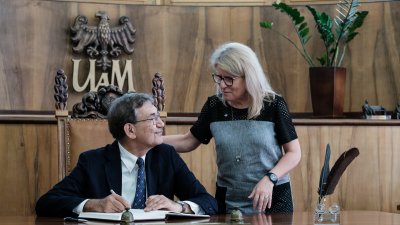 Doktor honoris causa UAM Orhan Pamuk i Pani Rektor prof. Bogumiła Kaniewska