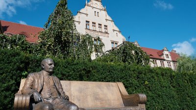 Ławeczka Heliodora Święcickiego przy Collegium Minus. fot. Władysław Gardasz