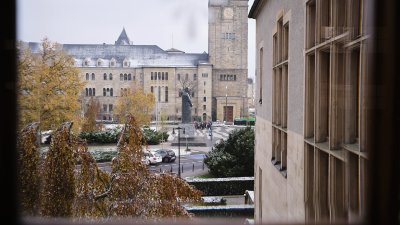 Widok na pomnik Adama Mickiewicza zimą. Fot. Władysław Gardasz