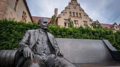 Pomnik – ławka prof. Heliodora Święcickiego fot. Adrian Wykrota