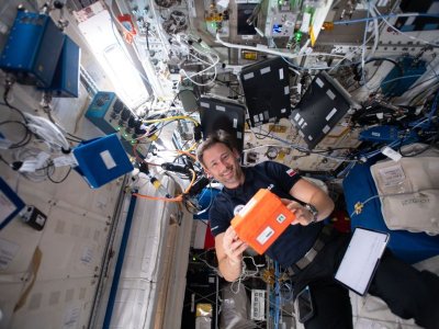 Fot.: Axiom Space/ESA/NASA/POLSA (zdjęcie objęte jest prawami autorskimi ESA). Polski astronauta Sławosz Uznański-Wiśniewski z payloadem eksperymentu Yeast TardigradeGene na Międzynarodowej Stacji Kosmicznej (ISS) podczas misji Axiom Mission 4.