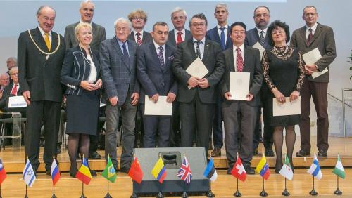 Prof. Sławomir Piontek w górnym rzędzie, drugi od lewej