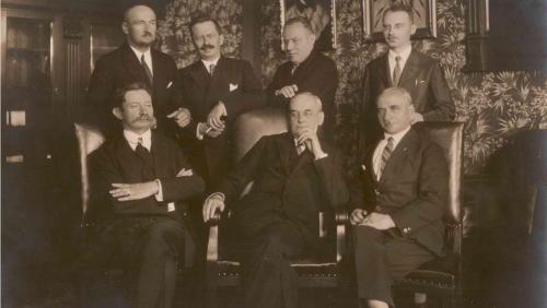 Stoją od lewej: Adam Wodziczko, dziekan Wydziału Matematyczno-Przyrodniczego, Julian Rafalski – Wydział Rolniczo-Leśny, Adam Kleczkowski – Wydział Humanistyczny, Stefan Zaleski – Wydział Prawno-Ekonomiczny. Siedzą od lewej: Edward Lubicz Niezabitowski, prorektor, Stanisław Kasznica, rektor, Paweł Gantkowski – dziekan Wydziału Lekarskiego