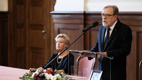 Rektor prof. Andrzej Lesicki przemawia w trakcie żałobnego Senatu