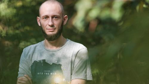 Dr Jakub Szymkowiak bada zjawisko przekazywania informacji socjalnej przez świstunki, fot. Adrian Wykrota