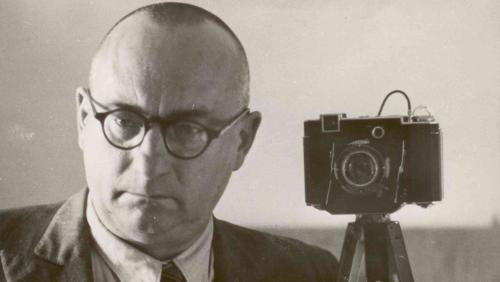 Prof. Tadeusz Cyprian, oczywiście z aparatem fotograficznym. W Poznaniu zadebiutował na wystawie fotograficznej, tu założył grupę artystyczną „Trójlistek”. Jego imię nosi Kolski Klub Fotograficzny, a fundacja proFotografia ma wydać w przyszłym roku jego dzienniki z niewoli włoskiej wraz z unikatowymi zdjęciami, które się z tamtego okresu zachowały.