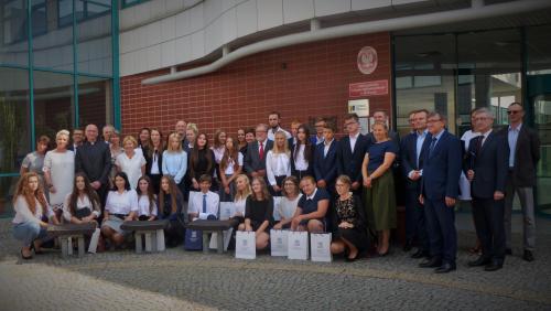 Fotografia pierwszego rocznika klas Uniwersyteckiego Liceum Ogólnokształcącego/ Fot. Jagoda Haloszka