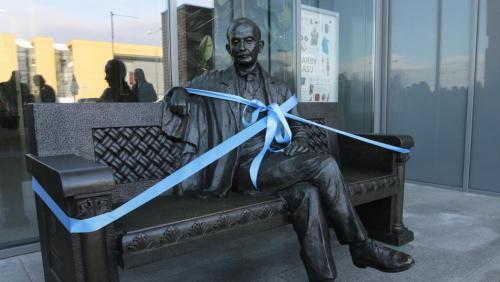 Prof. Kostrzewski - ławeczka przed Collegium Historicum, fot. Ewa Konarzewska-Michalak