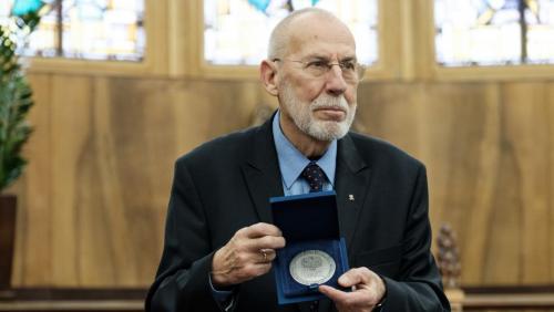 Prof. Hubert Orłowski odebrał medal Homini Vere Academico fot. Adrian Wykrota