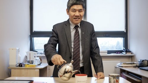 Prof. Thuat Nguyen Chi jest znawcą zarówno literatury, jak i herbaty, którą przywozi do Polski z Wietnamu