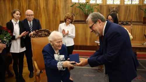 Prof. Krystyna  Paluszyńska-Daszkiewicz otrzymała medal Homini Vere Academico w 2017 roku, fot. Przemysław Stanula