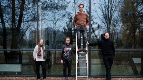 Szklane pułapki. Trwa akcja oklejania szyb w budynku CZT specjalnymi naklejkami, fot. Adrian Wykrota