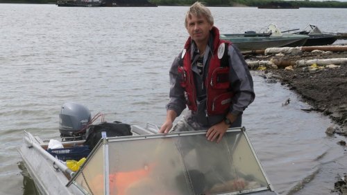 Prof. Jiří Chlachula nad rzeką Kołymą na ekspedycji w 2019 r., fot. archiwum prywatne