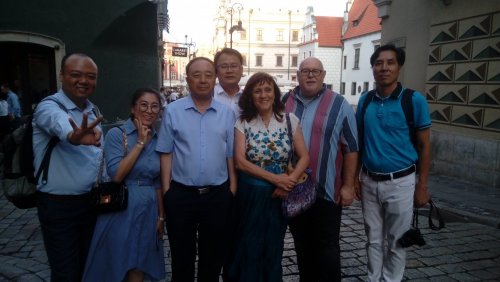 Prof. Ilona Koutny w otoczeniu delegacji z chińskiego uniwersytetu oraz swoich współpracowników.