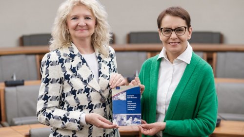 Prof. dr hab. Katarzyna Dziubalska-Kołaczyk Prorektorka ds. nauki  Katarzyna Linke Dyrektorka Centrum Spraw Pracowniczych