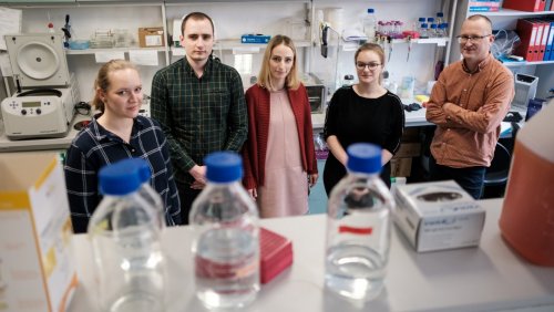 Prof. Mikołaj Olejniczak z zespołem Pracowni Biochemii RNA, fot. Adrian Wykrota