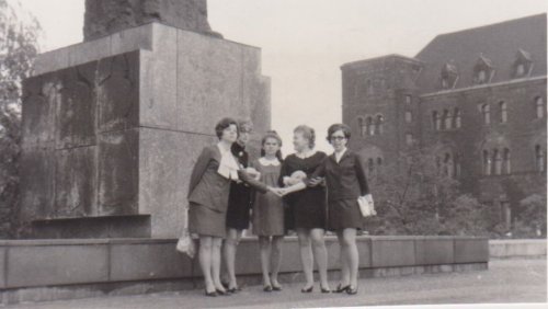 Studentki Filologii Germańskiej pod pomnikiem Adama Mickiewicza - 1970 rok (ze zbiorów Muzeum UAM)