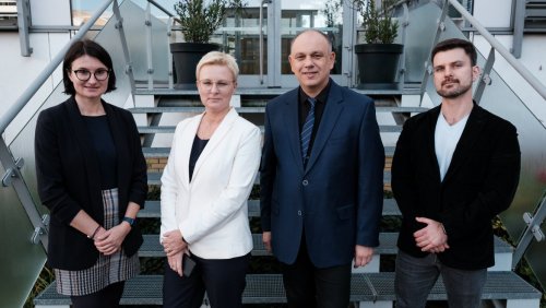 Prof. Andrzej Macias i dr hab. Sylwia Bródka z zespołem, fot. Adrian Wykrota