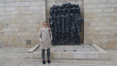 dr Dorota Latour przed pomnikiem Korczaka