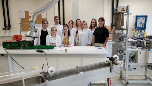 Julia Głowacka z praktykantkami i praktykantami w CZT, fot. Adrian Wykrota