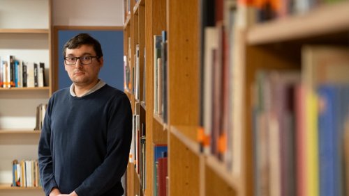 Jakub Łukaszewski z Pracowni Starych Druków BU, fot. A. Wykrota