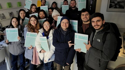 Na zdjęciu: Adrian Wykrota wraz z grupą studentów