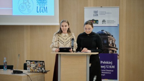 Julia Szyszka, Michalina Żurek – członkinie koła C&F, w strojach z XIX wieku, w trakcie Maratonu Orzeszkowej (21 maja 2025 roku), fot. Władysław Gardasz