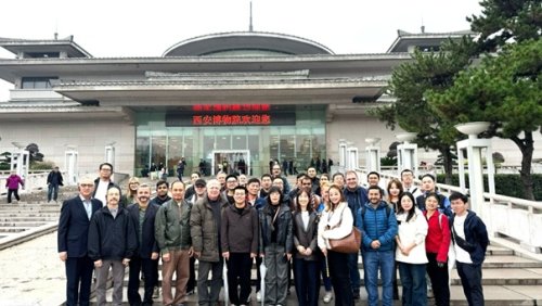 Uczestnicy konferencji CMSE 2025 przed wejściem do muzeum Terracotta Army.