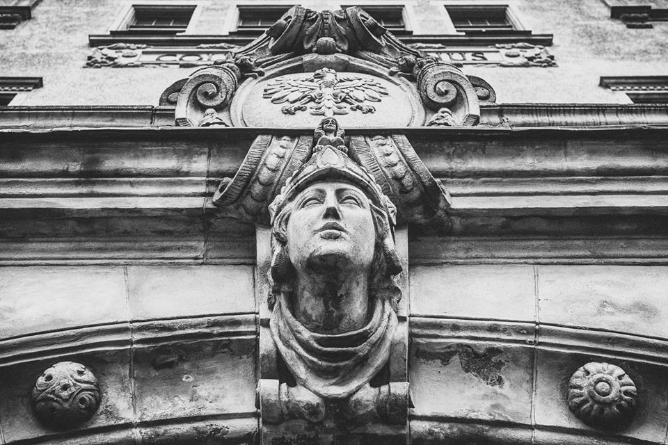 Sfinks na hełmie bogini Ateny-Minerwy, której głowa zdobi portal wiodący do obecnej siedziby rektora UAM.