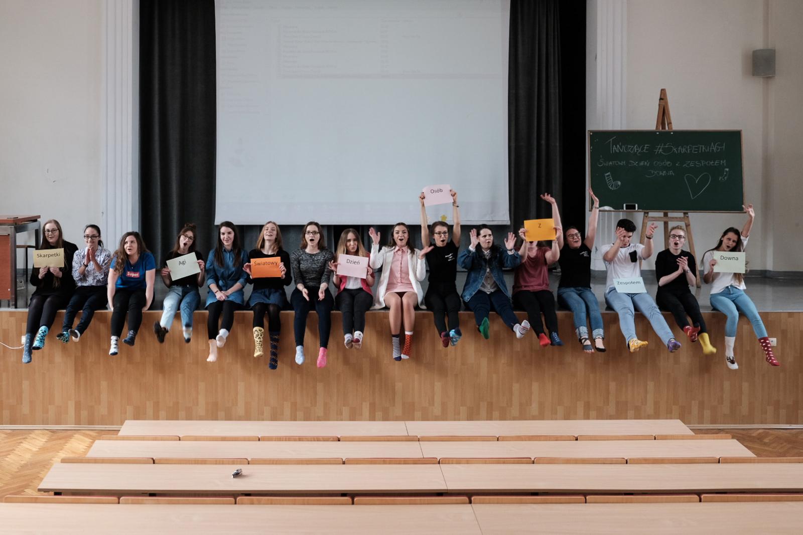 akcja Tańczące #skarpetkiAGI w solidarności z osobami z zespołem Downa