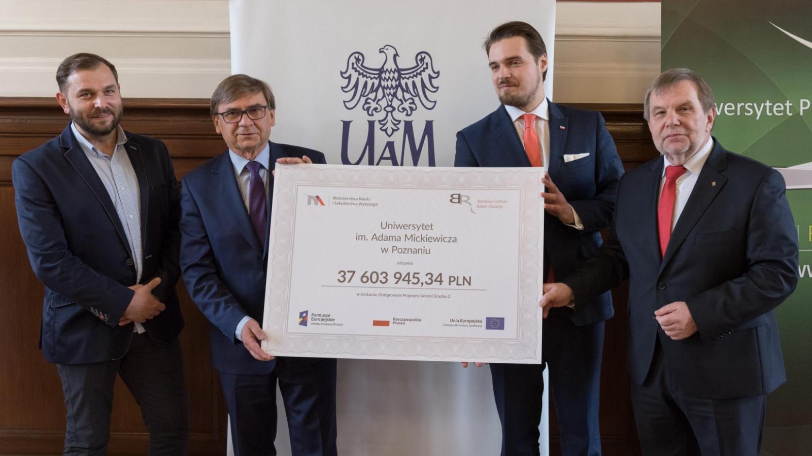 Czek od Narodowego Centrum Badań i Rozwoju, w ramach Programu Operacyjnego Wiedza Edukacja Rozwój na lata 2014-2020.