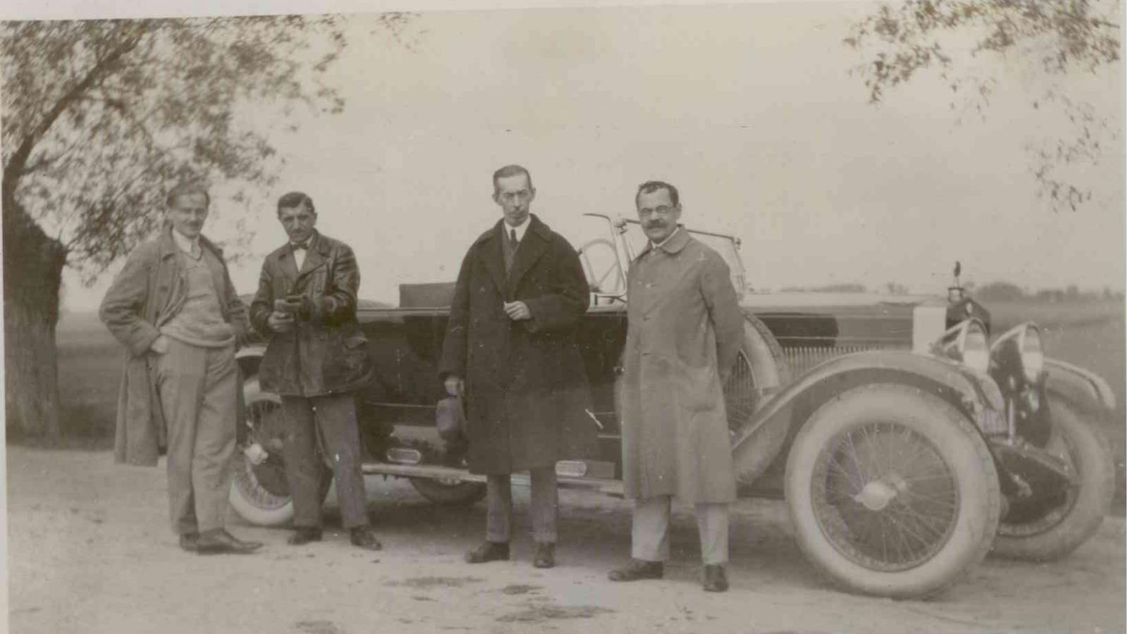 Bohdan Winiarski z komisją szacunkową GUL w drodze z Konina do Warszawy 