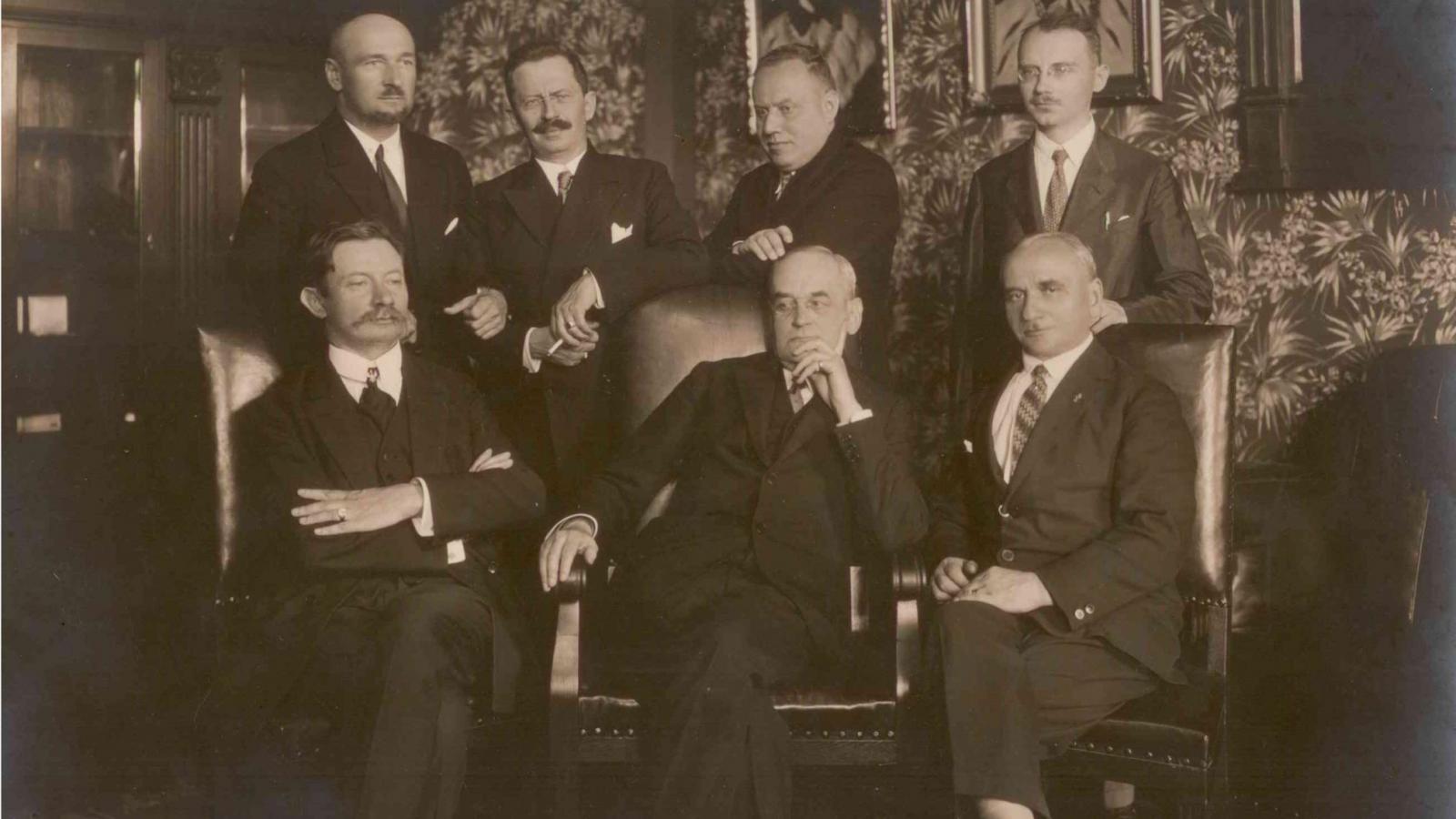 Stoją od lewej: Adam Wodziczko, dziekan Wydziału Matematyczno-Przyrodniczego, Julian Rafalski – Wydział Rolniczo-Leśny, Adam Kleczkowski – Wydział Humanistyczny, Stefan Zaleski – Wydział Prawno-Ekonomiczny. Siedzą od lewej: Edward Lubicz Niezabitowski, prorektor, Stanisław Kasznica, rektor, Paweł Gantkowski – dziekan Wydziału Lekarskiego