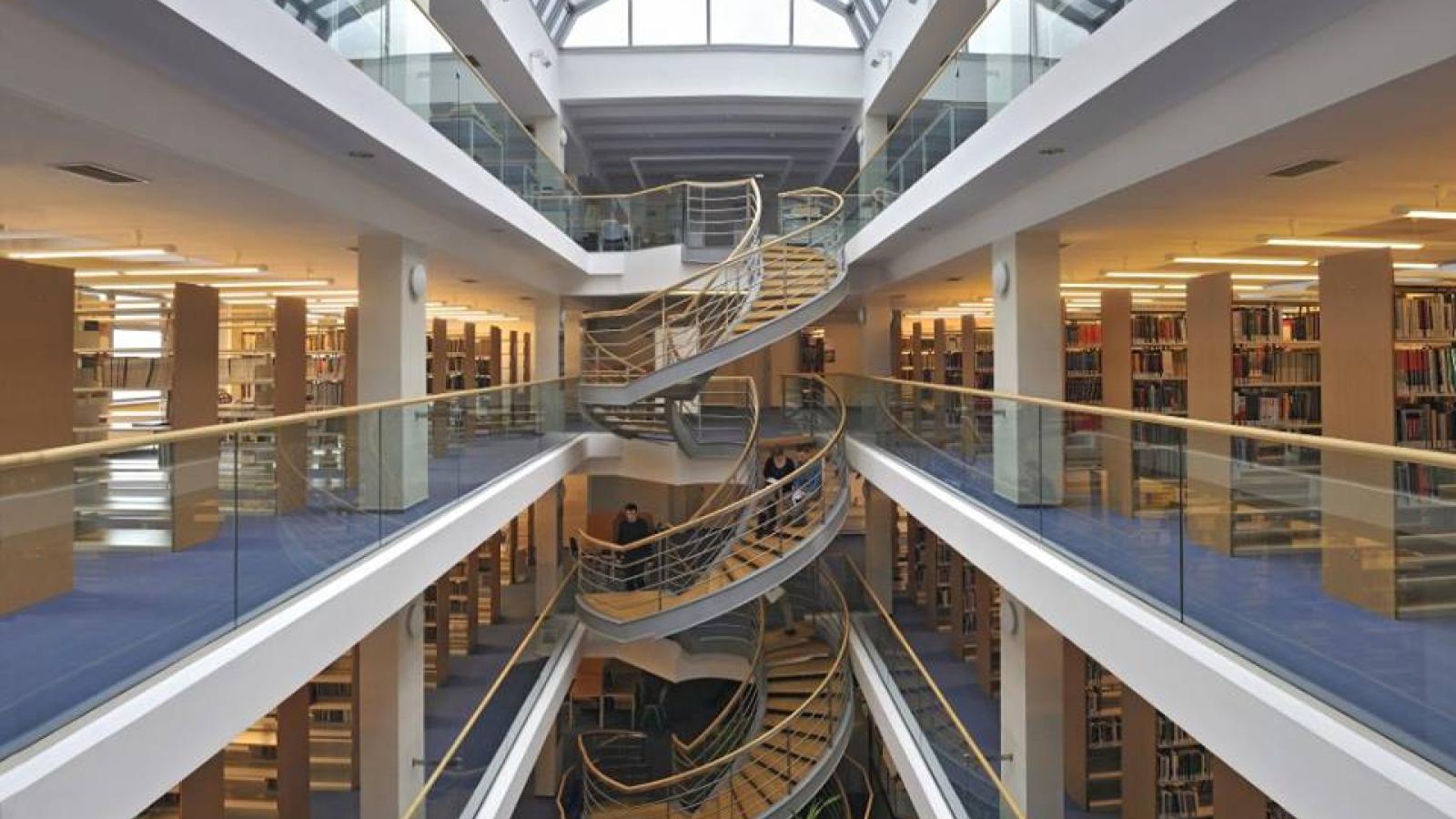 Książki i e-booki dla uczniów Uniwersyteckiego LO