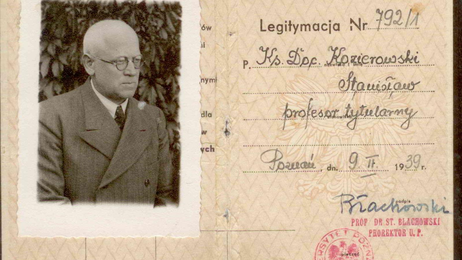 Wyjątkowe – bo bez sutanny – „cywilne”, pełne elegancji zdjęcie ks. Kozierowskiego zdobi jego legitymację wykładowcy uniwersyteckiego