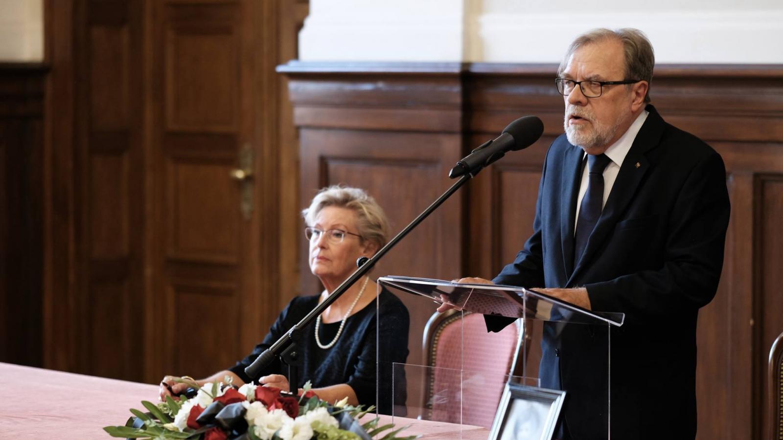 Rektor prof. Andrzej Lesicki przemawia w trakcie żałobnego Senatu