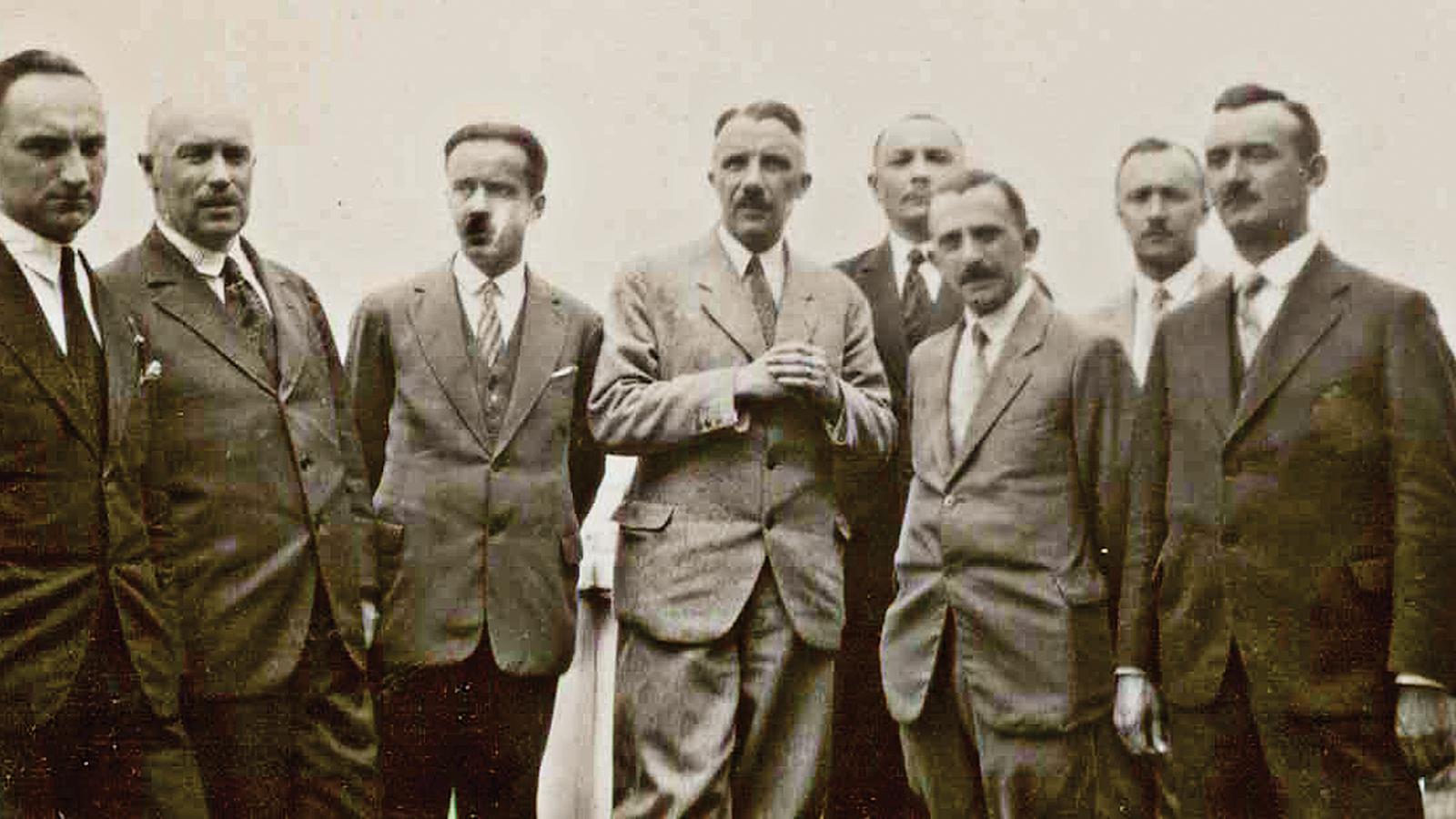 Bronisław Niklewski( w środku) w podróży studyjnej na Wileńszczyznę w roku 1930. Album podarowali wdzięczni uczestnicy wycieczki.