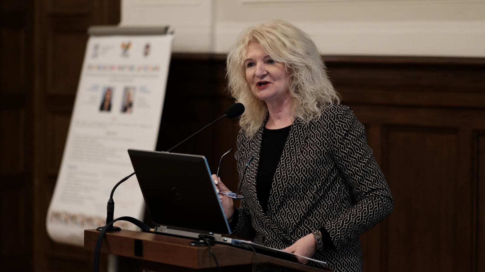 prof. zw. dr hab. Katarzyna Dziubalska-Kołaczyk